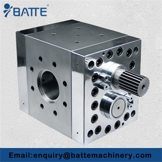 Plastic recycling extruder with melt gear pump