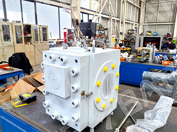 thermoplastic melt pump